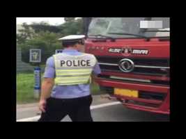 Truck Without Front Wheels On Highway Busted By Police - YouTube