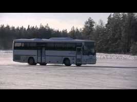 Crazy-Mike tekee 360 asteen kiepautuksen linja-autolla (2009) - YouTube