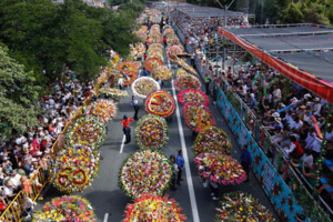 https://inside3d.net/_matrix/media/r0/download/inside3d.net/OBxBSFxevrPZedjssZQrRCTR/El-Desfile-de-Silleteros-60-aC3B1os-en-la-memoria-de-MedellC3ADn-3.png